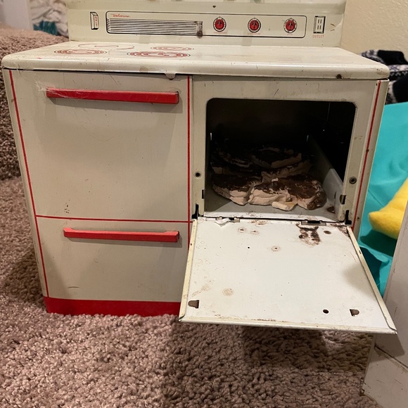 Metal Vintage Mini Toy Stove and Refrigerator - Picture 6 of 8